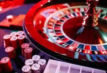 Aplikasi bet2slot menampilkan meja blackjack dealer langsung dan antarmuka navigasi mobile